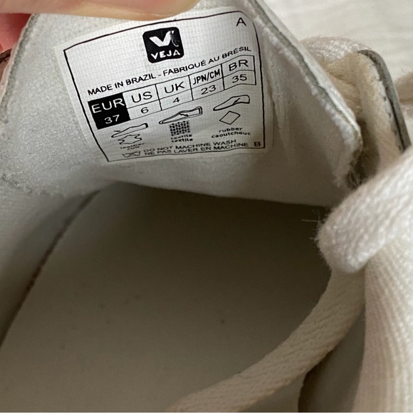 Veja Esplar low-top leather sneakers in white with black logo size 6
US6/EU37 - Picture 7 of 10